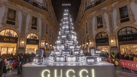 Albero di Natale di Gucci, quanto è costato e perché ha sollevato 